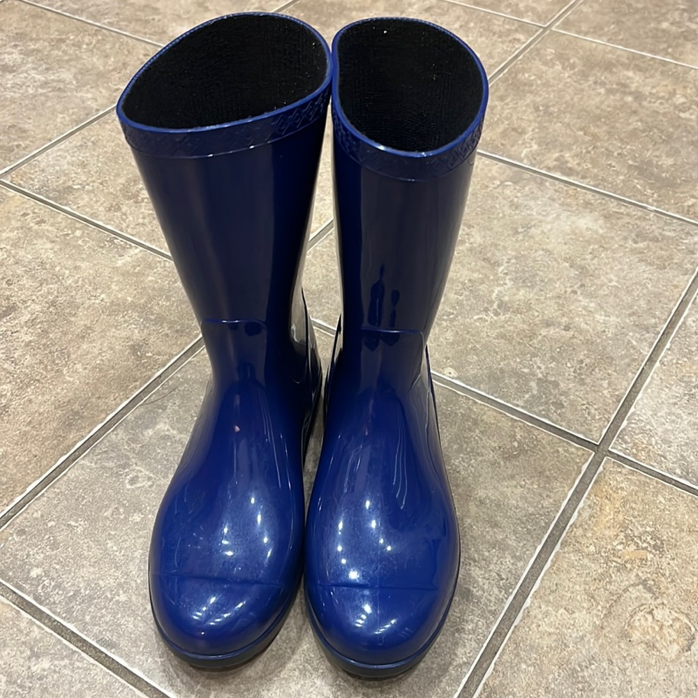 Girls size 5 Ugg rain boots.